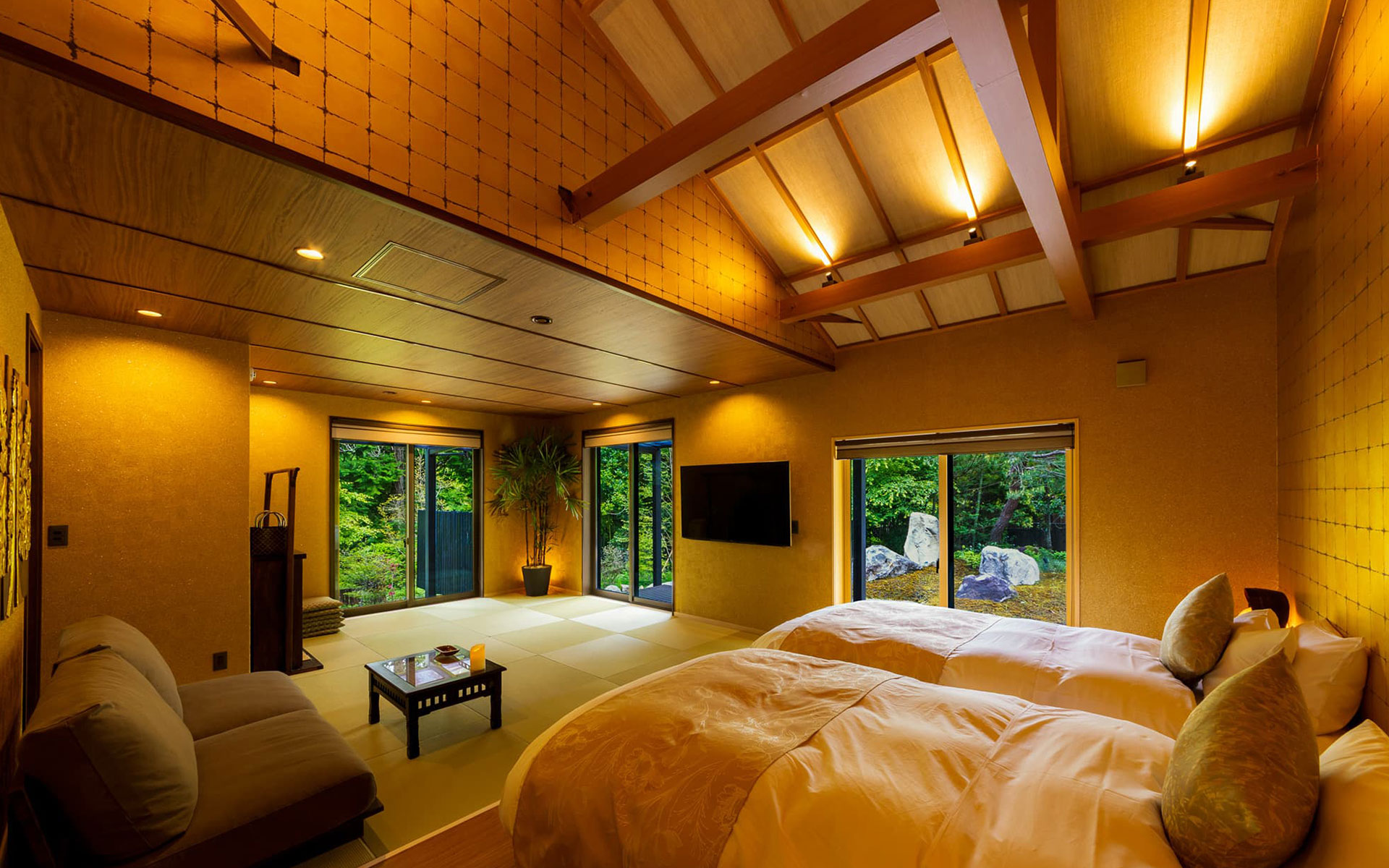 吹き抜けのベッドスペースと琉球畳23帖分の広々畳スペース